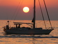 barca al tramonto
